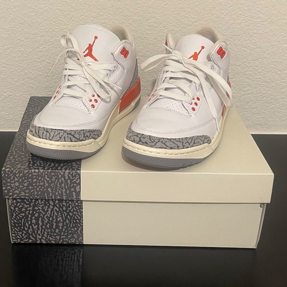 Woman's Air Jordan 3 Retro - Picture 2 of 6